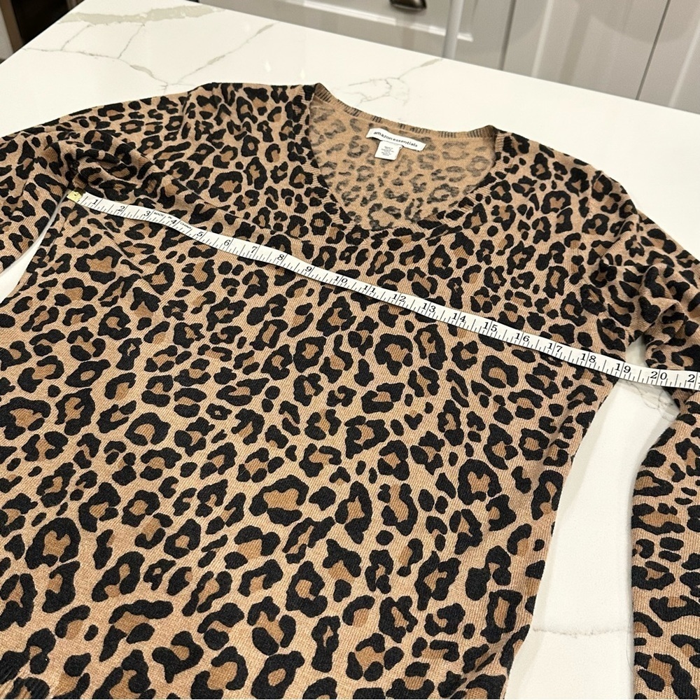 Amazon Essentials Classic Leopard Animal Print V-… - image 5
